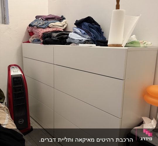 שידת מגירות לבנה מורכבת בחדר